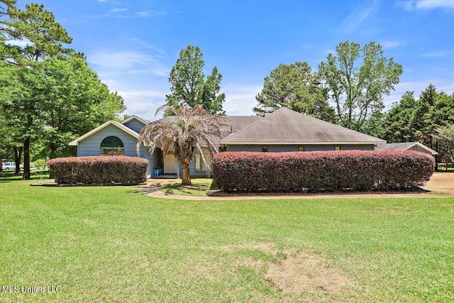 view of front of house featuring a front lawn