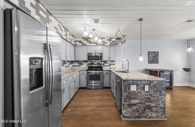 107 Lakepointe Dr, Madison, MS 39110 - kitchen with appliances with stainless steel finishes, a sink, gray cabinetry, a peninsula, and beverage cooler