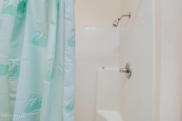 full bathroom featuring a shower with curtain