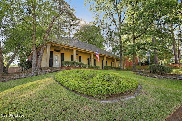ranch-style house featuring a front lawn