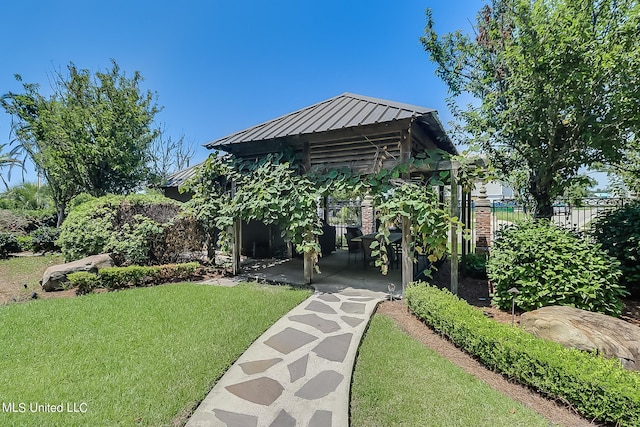 view of yard featuring a patio area