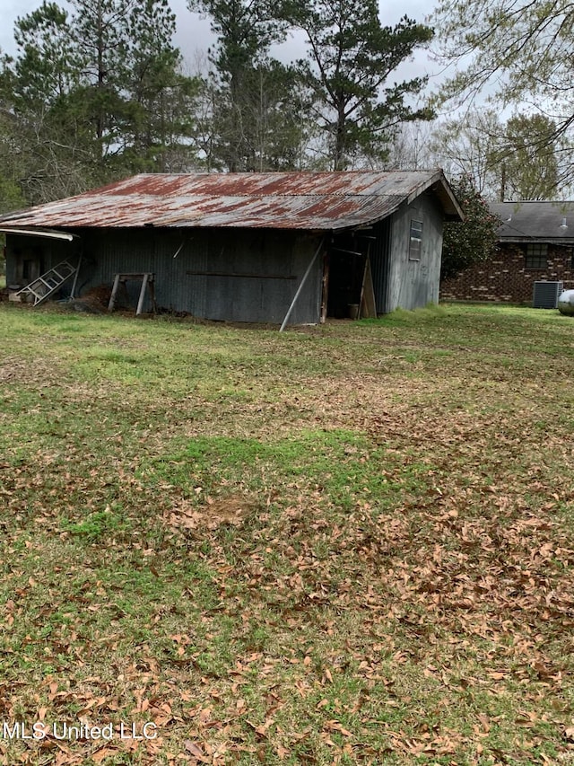 view of outdoor structure with a yard