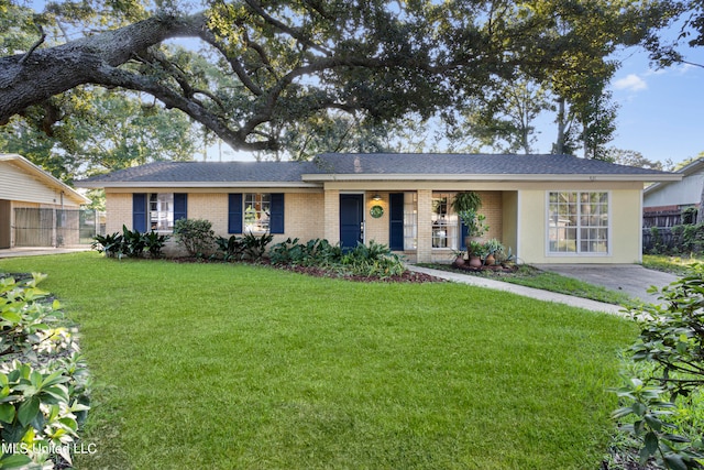 single story home with a front lawn