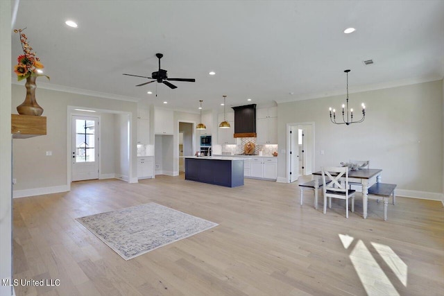 living area featuring recessed lighting, light wood-type flooring, crown molding, baseboards, and ceiling fan with notable chandelier