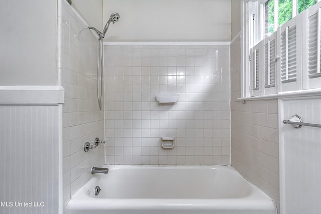 bathroom with tiled shower / bath