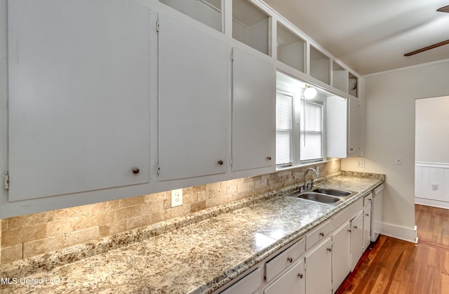 kitchen with decorative backsplash, sink, dark hardwood / wood-style flooring, white cabinetry, and ceiling fan