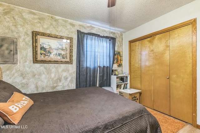 3811 16th St, Gulfport, MS 39501 - bedroom featuring a textured ceiling, a closet, and ceiling fan