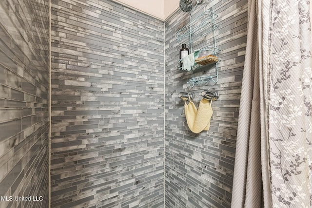 3811 16th St, Gulfport, MS 39501 - bathroom featuring a tile shower