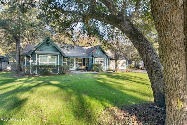 view of front of house featuring a front yard