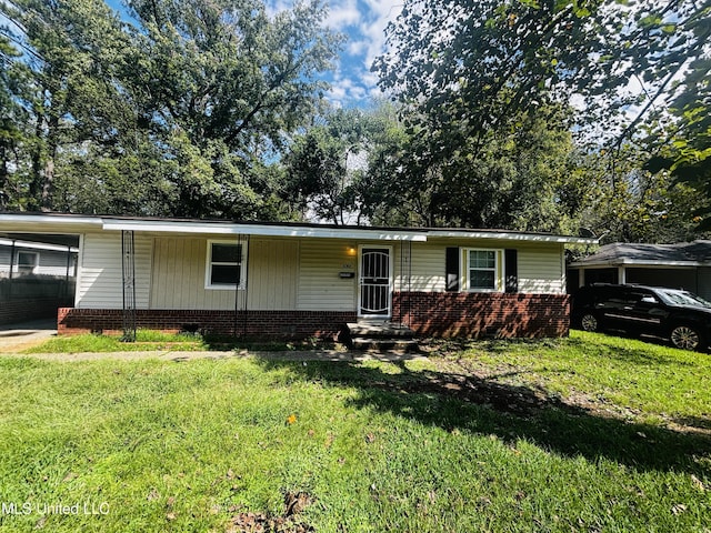 single story home featuring a front lawn