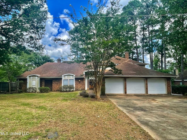 view of front of home featuring a front lawn and a garage