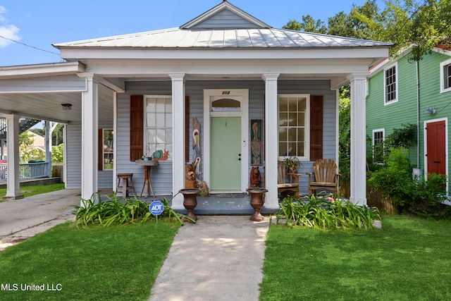 view of front facade featuring a porch and a front yard