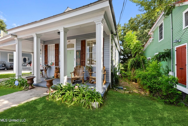 view of front facade featuring covered porch and a front yard