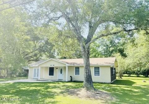 3908 Wildwood Rd, Moss Point, MS 39562 - ranch-style home featuring a front yard and view of scattered trees