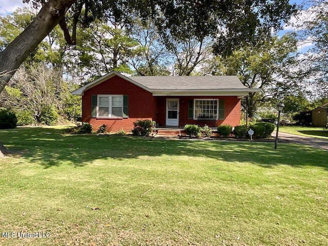 single story home featuring a front yard