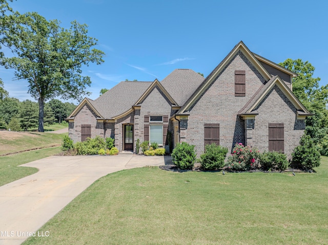 view of front of house featuring a front yard