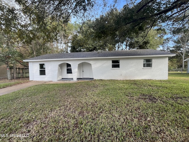 ranch-style house with a front yard