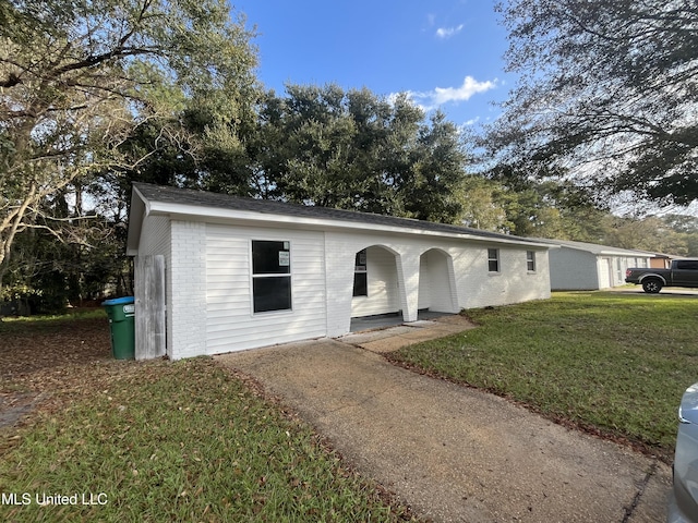 view of front of property with a front yard