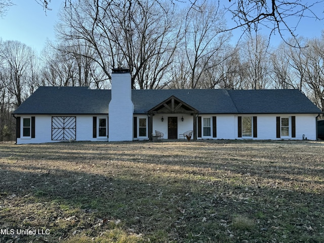 view of front of home with a front lawn