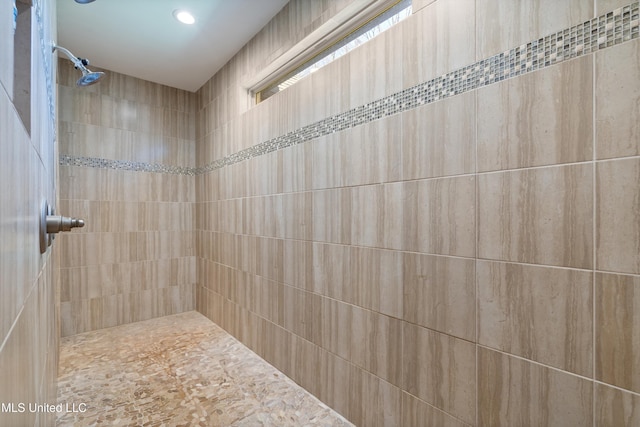 bathroom featuring a tile shower