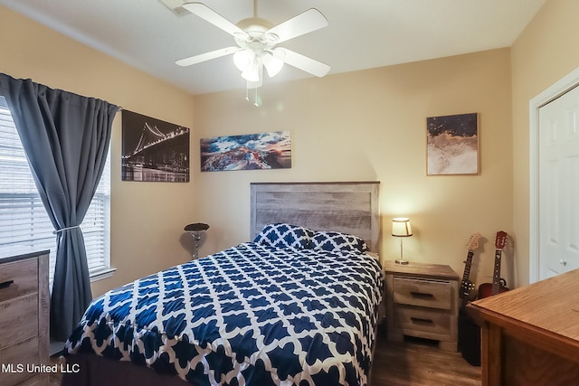 bedroom featuring dark wood-type flooring and a ceiling fan