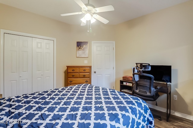 bedroom with ceiling fan, a closet, wood finished floors, and baseboards