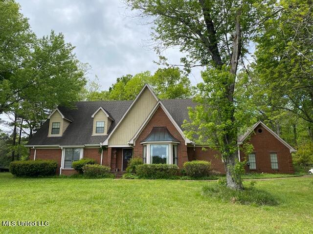 view of front of house featuring a front yard