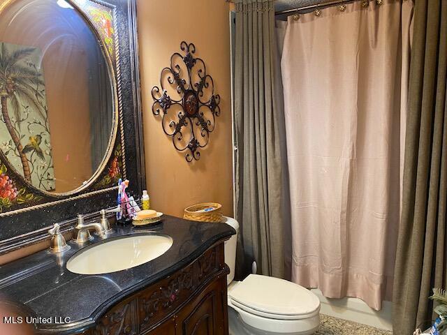 7235 Davidson Rd, Olive Branch, MS 38654 - full bath featuring vanity and curtained shower