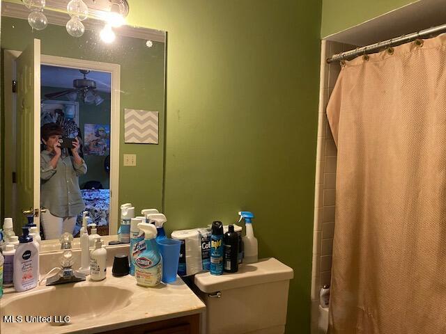 7235 Davidson Rd, Olive Branch, MS 38654 - bathroom featuring vanity, a shower with curtain, and ceiling fan