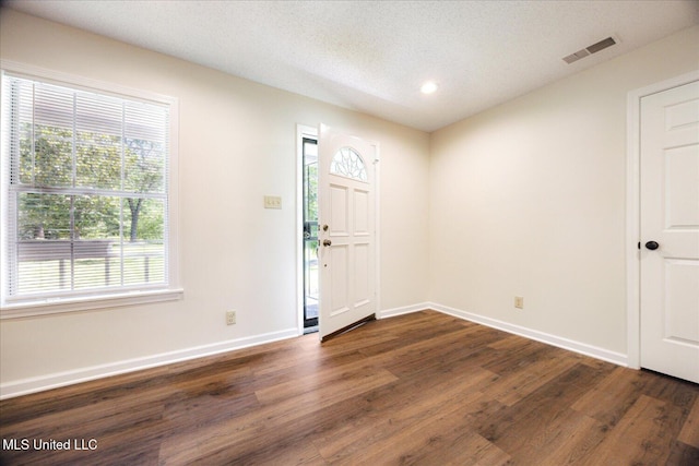 2185 Plum Point Rd, Southaven, MS 38672 - foyer entrance featuring wood finished floors, baseboards, and recessed lighting
