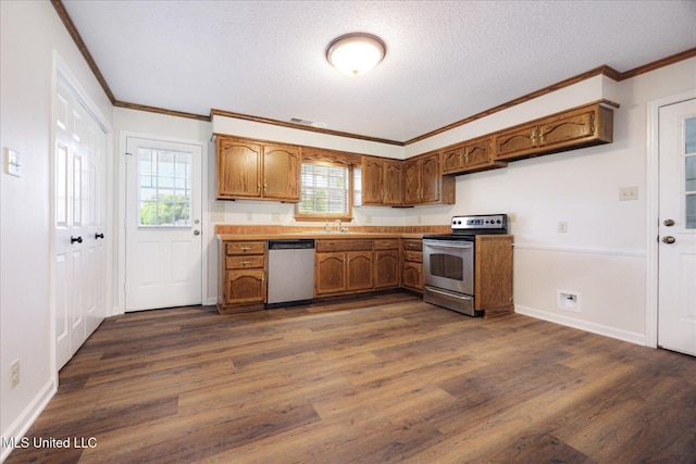 2185 Plum Point Rd, Southaven, MS 38672 - kitchen featuring appliances with stainless steel finishes, crown molding, dark wood-style flooring, a sink, and light countertops