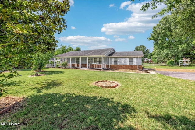 2185 Plum Point Rd, Southaven, MS 38672 - ranch-style home with covered porch, a front lawn, and brick siding