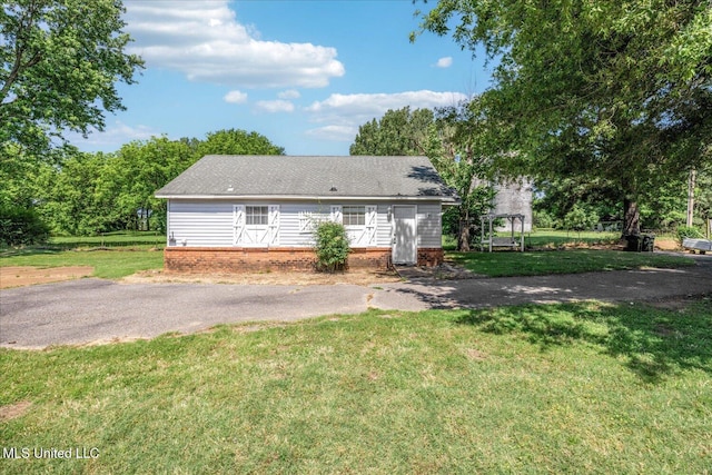 2185 Plum Point Rd, Southaven, MS 38672 - back of house featuring a yard and roof with shingles