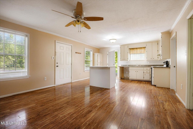 2185 Plum Point Rd, Southaven, MS 38672 - kitchen featuring ornamental molding, hardwood / wood-style flooring, a ceiling fan, baseboards, and a textured ceiling