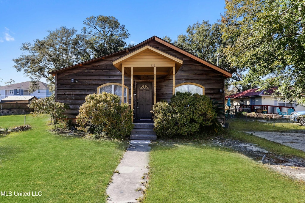 bungalow-style house featuring a front yard