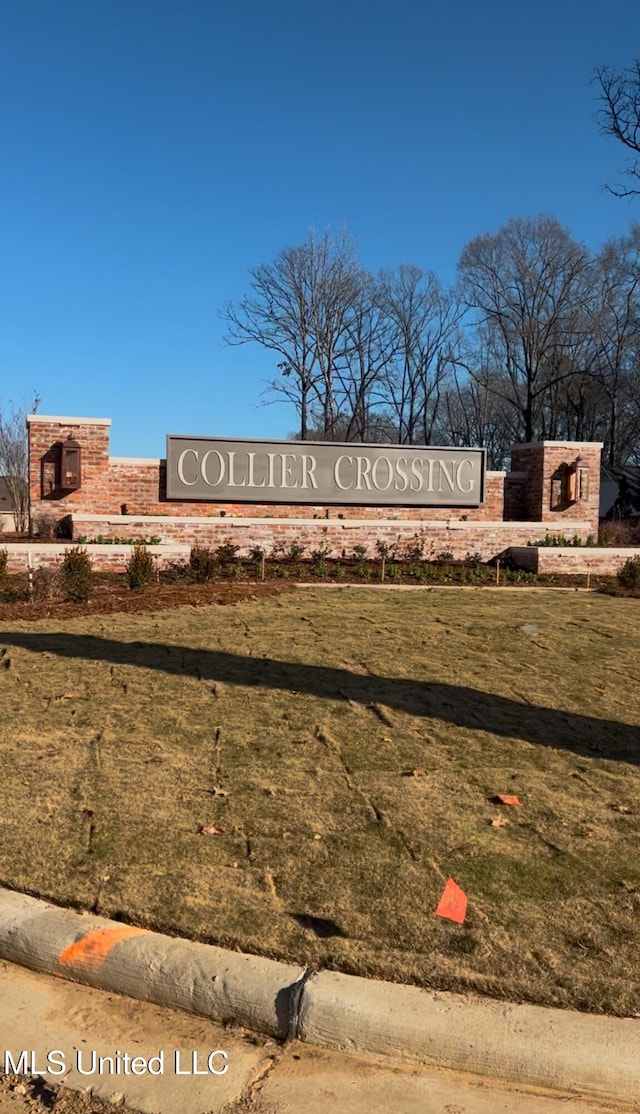 community sign with a yard