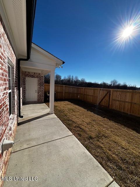 view of yard featuring a patio area