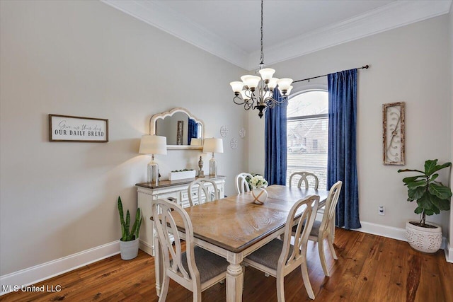 dining room featuring crown molding, dark hardwood / wood-style floors, and a notable chandelier