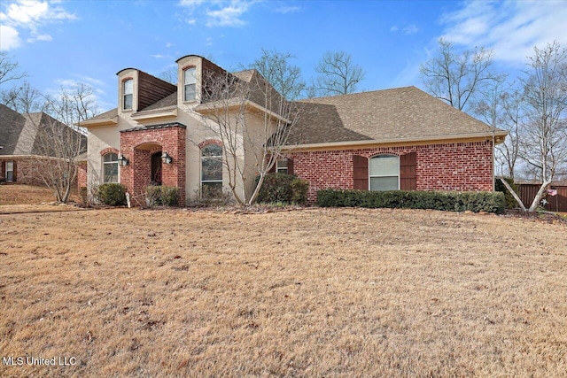 view of front of house featuring a front lawn