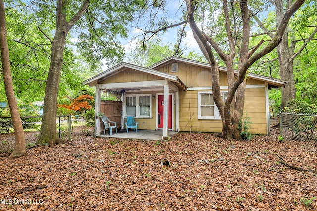 bungalow-style house featuring fence