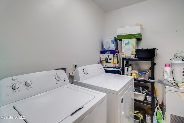 152 Sycamore Dr, Pass Christian, MS 39571 - laundry area featuring washing machine and clothes dryer