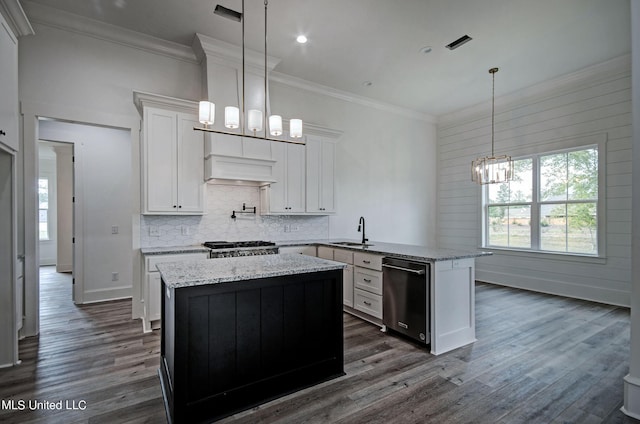 100 Grayson Way, Madison, MS 39110 - kitchen with tasteful backsplash, an inviting chandelier, dishwasher, a peninsula, and crown molding