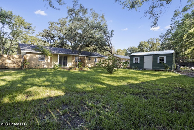 view of yard featuring an outdoor structure