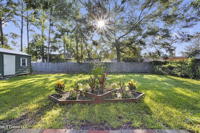 view of yard featuring an outdoor structure