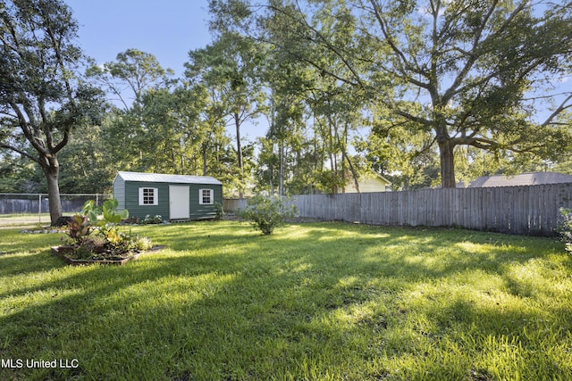 view of yard featuring an outdoor structure