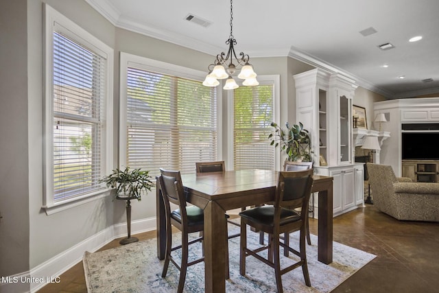 dining space featuring recessed lighting, visible vents, crown molding, baseboards, and a chandelier