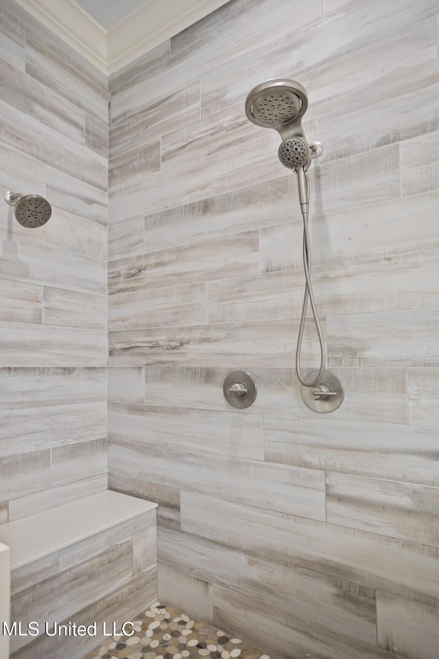details featuring tiled shower