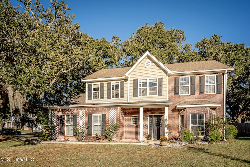 view of front of property with a front yard