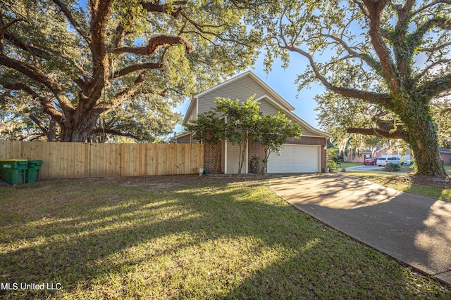 view of front of property featuring a front yard and a garage