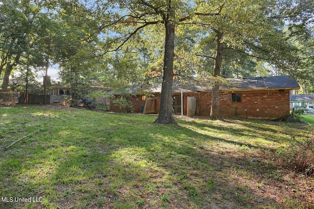 338 Lake Of Pines Dr, Jackson, MS 39206 - view of yard with fence